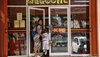 Gerai buka seperti biasa, yakni sekitar pukul 07.00 atau 08.00 WIB.