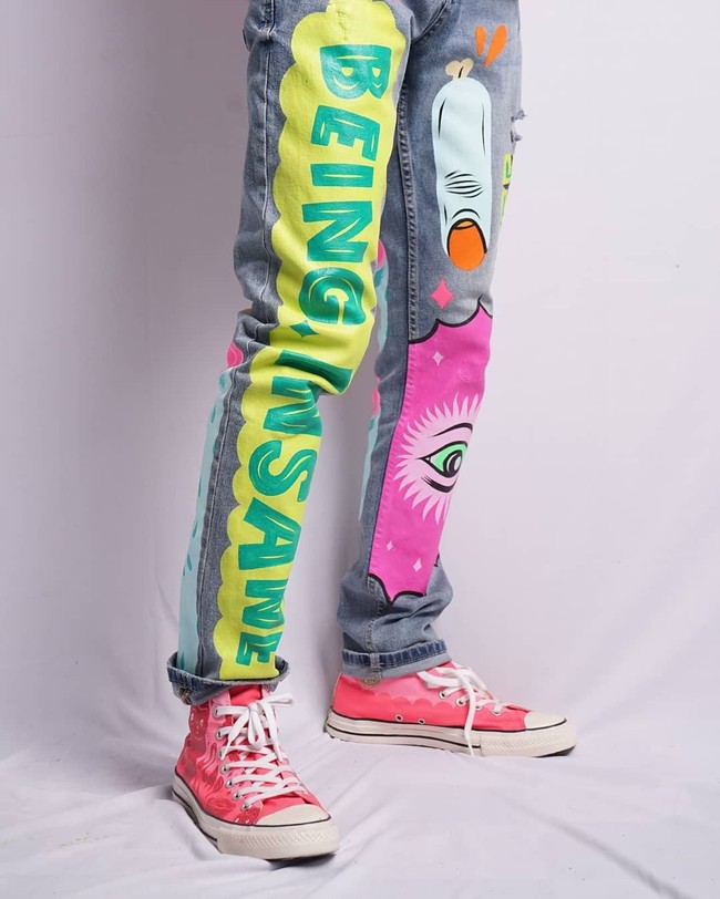 Tak sekadar lukisan, adapun tulisan-tulisan yang seolah menggambarkan warna musik yang diusung pelantun Pandangan Pertama tersebut. Foto: Instagram