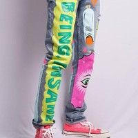 Tak sekadar lukisan, adapun tulisan-tulisan yang seolah menggambarkan warna musik yang diusung pelantun Pandangan Pertama tersebut. Foto: Instagram