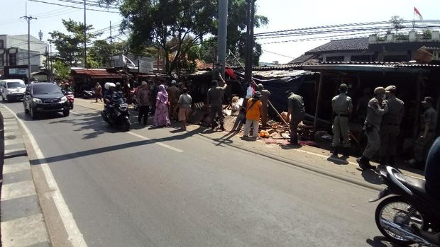 Keberadaan para PKL ini membuat Jalan Raya Bogor macet