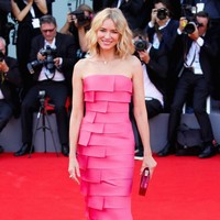 Naomi Watts hadir dalam balutan gaun pink Armani Prive saat screening film First Man, Rabu (29/8/2018). Siluet column yang sederhana tetap mencuri perhatian berkat material kain yang diaplikasikan seperti menyusun. (Foto: Getty Images)