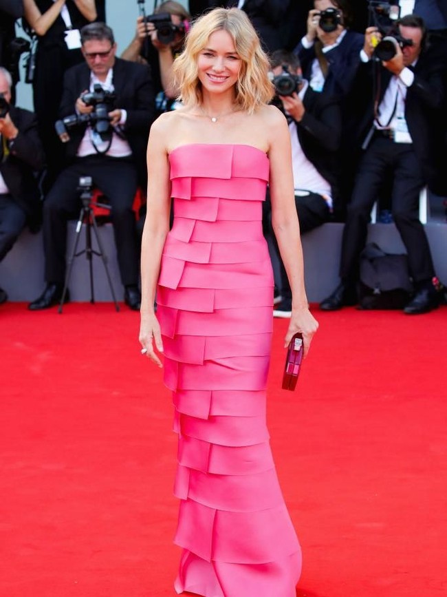 Naomi Watts hadir dalam balutan gaun pink Armani Prive saat screening film First Man, Rabu (29/8/2018). Siluet column yang sederhana tetap mencuri perhatian berkat material kain yang diaplikasikan seperti menyusun. (Foto: Getty Images)