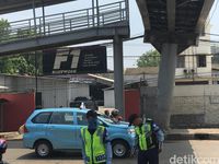 JPO Depan Samsat Bengkok, Penumpang TransJ Harus Manjat Halte