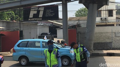 Penampakan JPO Nyaris Roboh di Jakbar yang Bikin Penumpang Manjat