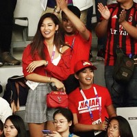 Puteri Indonesia 2011 Maria Selena mencuri perhatian dengan tanktop putih yang dibungkus kemeja merah longgar dan celana pendek kotak-kotak. Tidak ketinggalan tas mungil Lousi Vuitton. (Foto: Instagram)