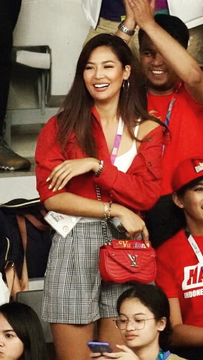 Puteri Indonesia 2011 Maria Selena mencuri perhatian dengan tanktop putih yang dibungkus kemeja merah longgar dan celana pendek kotak-kotak. Tidak ketinggalan tas mungil Lousi Vuitton. (Foto: Instagram)