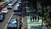 Selain itu, Jalan Benyamin Sueb juga tak lagi diberlakukan ganjil-genap. Hanya saja, kebijakan ini diberlakukan sementara. Sebab pada tanggal 1 Oktober nanti, Jalan Benyamin Sueb akan kembali diberlakukan ganjil-genap.