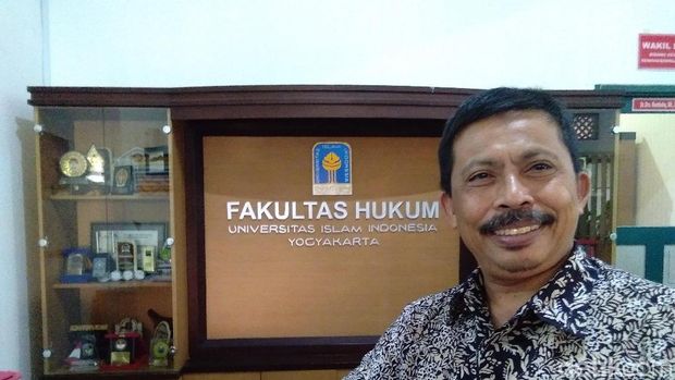 Ada Larangan Pakai Nametag 'Jokowi' di UII, Begini Ceritanya