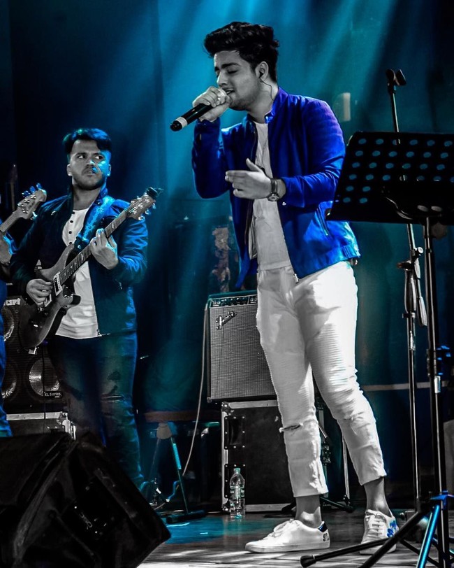 Siddharth Slathia memiliki perjalanan karier yang unik. Dia sebenarnya disekolahkan kedua orangtuanya di jurusan teknik. Namun setelah menonton film 3 Idiots, Siddharth memutuskan berhenti kuliah dan mengejar karier di dunia tarik suara. Foto: Instagram