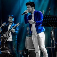 Siddharth Slathia memiliki perjalanan karier yang unik. Dia sebenarnya disekolahkan kedua orangtuanya di jurusan teknik. Namun setelah menonton film 3 Idiots, Siddharth memutuskan berhenti kuliah dan mengejar karier di dunia tarik suara. Foto: Instagram