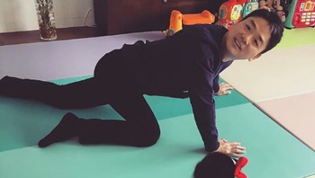 Foto suami saat bermain dengan buah hati yang lahir pada tahun 2016. JD adalah salah satu e-commerce terbesar di Asia, dan di China bersaing dengan Alibaba. (Foto: Instagram/zetianzzz)