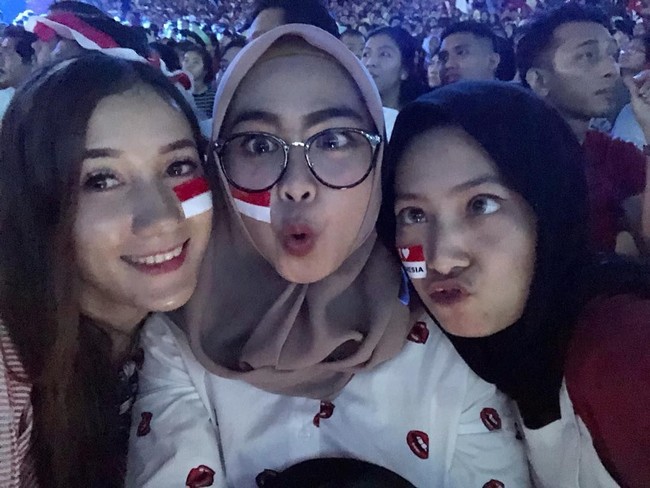 Youtuber Ria Ricis memilih kemeja putih bermotif bibir yang meninggalkan kesan cute pada penampilannya. (Foto: Instagram)
