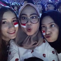 Youtuber Ria Ricis memilih kemeja putih bermotif bibir yang meninggalkan kesan cute pada penampilannya. (Foto: Instagram)