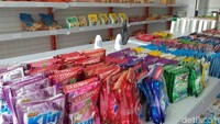 Namun sekedar barang kebutuhan sehari-hari masih bisa didapat di gerai ini, seperti sabun, kebutuhan dapur, dan perlengkapan untuk mencuci.