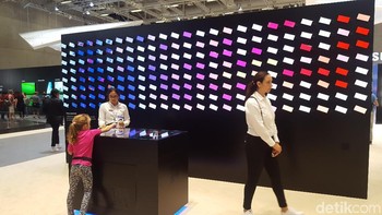 Tak cuma itu, Note 9 juga dikreasikan menjadi layar warna-warni yang mengikuti melodi. (Foto: detikINET/Muhamad Imron Rosyadi)