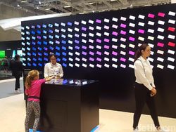 Samsung Sewa Satu Gedung Full Pamer Note 9 dan TV 8K