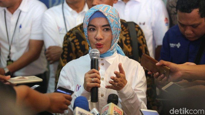 Para pelanggan mendapat petunjuk penggunaan aplikasi My Pertamina di SPBU Rasuna Said, Kuningan Jakarta, Senin (3/9/2018). Aplikasi tersebut sedang memberi undian khusus untuk BBM non subsidi dengan hadiah utama 61 paket umroh ke tanah suci.