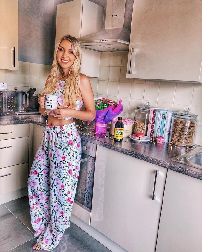 Pada foto berbayar yang dimaksudkan untuk mengiklankan merek obat kumur itu, ada beberapa kebohongan yang ditampilkan Scarlett. Di antaranya yaitu secangkir teh kosong, pancake palsu yang ternyata hanya bungkus tortilla. Foto: Instagram