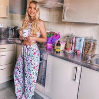 Pada foto berbayar yang dimaksudkan untuk mengiklankan merek obat kumur itu, ada beberapa kebohongan yang ditampilkan Scarlett. Di antaranya yaitu secangkir teh kosong, pancake palsu yang ternyata hanya bungkus tortilla. Foto: Instagram