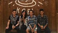 Atlet yang baru berusia 22 tahun ini ternyata juga menyukai kopi. Lihat saja gayanya ketika ia dan ketiga temannya berada di salah satu kedai kopi populer di Yogyakarta sambil meminum sebotol cold brew. Foto: Insatgram rianers_id  