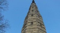 Panorama pagoda juga menjadi kekhasan dari Hangzhou. Beberapa yang terkenal seperti Baochu Pagoda yang berlokasi di puncak Precious Stone Hill (Hangzhou Travel)