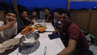 Thnkyou kumpulny, tulis peraih medali perak dalam ganda putra bulu tangkis Asian Games 2018 itu. Lagi-lagi ia melahap nasi dengan seafood dan sambal. Foto: Instagram rianardianto