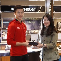 Marvelo Edgar Xavier berpose dengan jam tangan baru. Baru berusia 19 tahun, Marvelo mencetak prestasi sebagai atlet pertama yang memberikan medali untuk Indonesia di Asian Games 2018. Medali perak didapat Marvelo dari nomor changquan putra. (Foto: Dok. Time International)