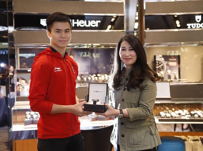 Marvelo Edgar Xavier berpose dengan jam tangan baru. Baru berusia 19 tahun, Marvelo mencetak prestasi sebagai atlet pertama yang memberikan medali untuk Indonesia di Asian Games 2018. Medali perak didapat Marvelo dari nomor changquan putra. (Foto: Dok. Time International)