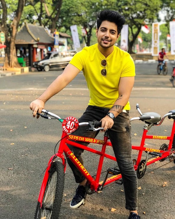 Ini tatkala dia naik sepeda di Jakarta kemarin. Sepertinya dia bersepeda di Taman Mini Indonesia Indah (TMII). (siddharthslathia/Instagram)
