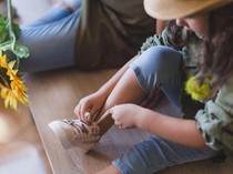 Haruskah Melepas Sepatu di Dalam Rumah?