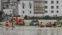 Komisi Nasional Cina untuk Pengurangan Bencana dan Kementerian Manajemen Keadaan Darurat (MEM) secara bersama-sama melakukan tanggap darurat dengan menginstruksikan kepada tim penyelamat dan pemerintah daerah untuk melakukan evakuasi kepada para korban yang terendam banjir di daerah Guandong, China. Stringer/Reuters.