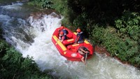 Trek arung jeram di Situ Cileunca pun cukup panjang, sekitar 5 km dan memiliki sensasi tersendiri bagi para pengunjung. (Wisma/detikTravel)