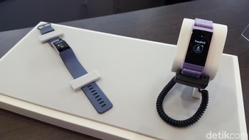 Fitbit memamerkan jam tangan pintar anyarnya di IFA 2018 yang sedang berlangsung di Berlin, Jerman. (Foto: detikINET/Muhamad Imron Rosyadi)