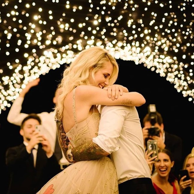 Dalam pernikahan yang dikabarkan berlangsung megah ini para tamu disuguhkan penampilan karnival, kue pernikahan fantastis, dan berbagai pernak-pernik yang di-branded Ferrangez. Foto: Instagram