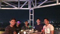 Thankyou buat jamuan ny broo, tulis pria yang lahir pada 13 Februari 1996 itu. Kelihatannya Rian habis diteraktir salah seorang temannya, nih. Foto: Instagram rianardianto