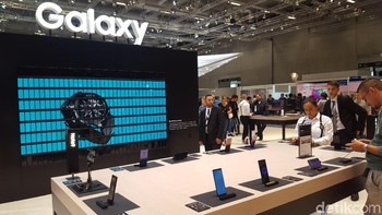 Layar ini juga menampilkan berbagai produk Samsung. (Foto: detikINET/Muhamad Imron Rosyadi)
