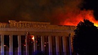 Littlewoods Pools merupakan bagian dari kerajaan Littlewood Sir John Moores yang dibangun pada tahun 1938. Bangunan dengan struktur art deco lima lantai ini dikosongkan sejak tahun 2003 dan baru saja menjadi milik Twickenham Studios untuk dijadikan studio film. Richard Martin-Roberts/Getty Images.