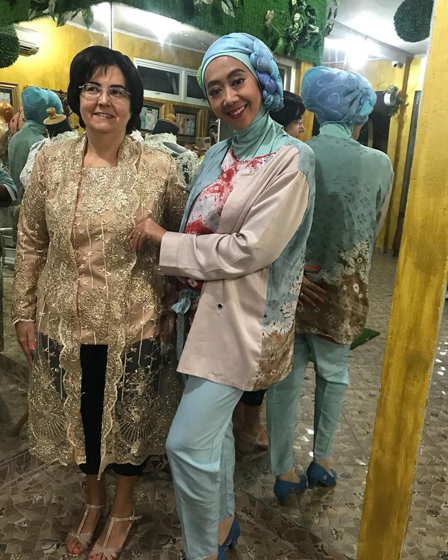 Kala itu, Asri memakai hijab turban berwarna biru yang terdiri dari inner ninja dan pashmina yang dikepang di kepala. Busana yang ia pakai bernuansa tie dye dan berbahan satin  Foto: Instagram/asri_wales