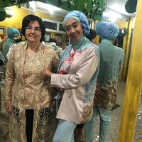 Kala itu, Asri memakai hijab turban berwarna biru yang terdiri dari inner ninja dan pashmina yang dikepang di kepala. Busana yang ia pakai bernuansa tie dye dan berbahan satin  Foto: Instagram/asri_wales
