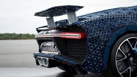 Dibutuhkan lebih dari 1 juta potongan Lego Technic yang digunakan untuk membuat mobil dengan berat mencapai 1.500 kg ini. Istimewa/Boredpanda.