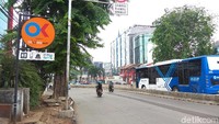 Gerai OK OCE Mart satu ini sebenarnya berlokasi cukup strategis karena posisinya di pinggir jalan besar, yakni Jalan Warung Jati Barat, Jakarta Selatan.