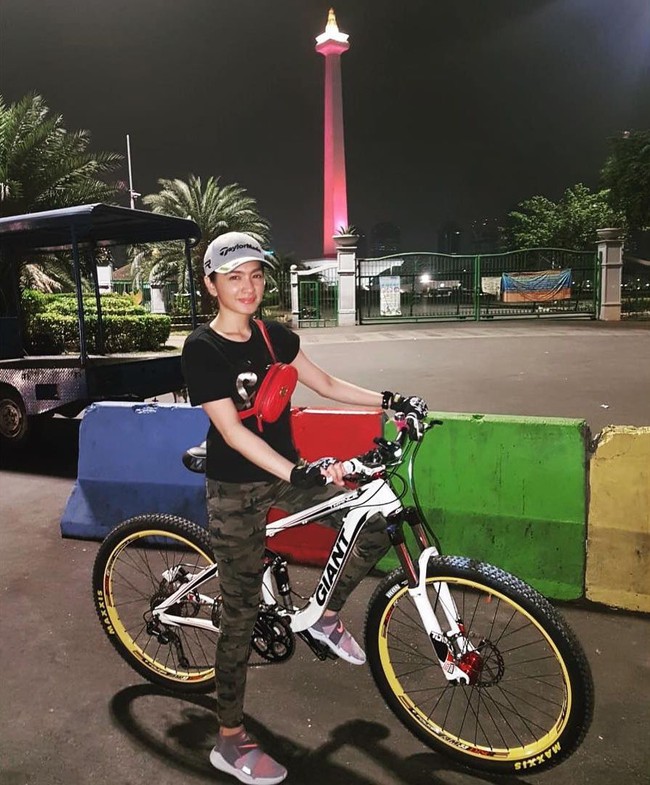 Angel Karamoy yang tengah jadi perbincangan karena berpacaran dengan sutradara Jose Poernomo tampil kekinian saat bersepeda. Berpose dengan latar belakang Monas, Angel terlihat memakai belt bag merah dari Gucci yang tengah jadi favorit fashionista. Belt bag Gucci tersebut di situs resmi brand Gucci harganya US$ 1.050.Foto: Instagram @realangelkaramoy