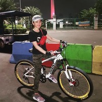 Angel Karamoy yang tengah jadi perbincangan karena berpacaran dengan sutradara Jose Poernomo tampil kekinian saat bersepeda. Berpose dengan latar belakang Monas, Angel terlihat memakai belt bag merah dari Gucci yang tengah jadi favorit fashionista. Belt bag Gucci tersebut di situs resmi brand Gucci harganya US$ 1.050.Foto: Instagram @realangelkaramoy