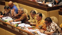 Ketua KPU Arief Budiman turut menjelaskan peraturan dalam Pemilu 2019 mendatang.
