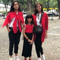 Penutupan Asian Games 2018 juga tak dilewatkan presenter Ersa Mayori dan keluarga. Ia tampil preppy-chic dengan blazer merah panjang dan kaus putih, dipadu celana panjang hitam dan sneakers putih, berikut tas selempang hitam Givenchy. (Foto: Instagram)