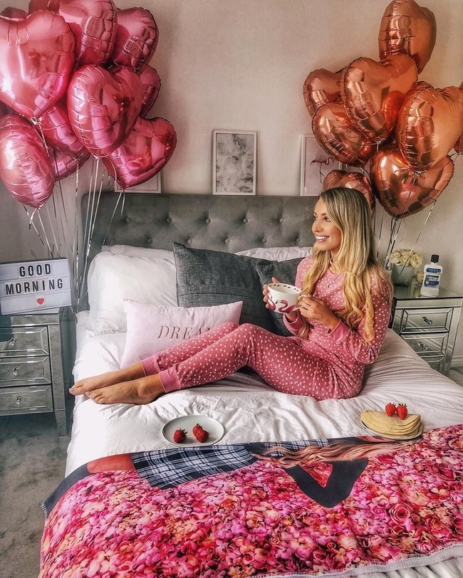 Hari terbaik dimulai dengan senyum dan pikiran positif. Dan pancake, dan strawberry, serta teh, begitu keterangan foto yang diunggahnya tiga hari lalu. Foto: Instagram