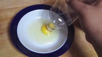 Memisahkan kuning telur, dengan putih telur memang membutuhkan keahlian khusus. Untuk menghindari tangan dari bau amis telur, bisa gunakan botol plastik bekas untuk menyedot kuning telur dari putih telur. Foto: Istimewa
