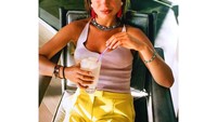 Kali ini Amelia bersantai namun bukan dengan kopi. Ada segelas minuman dingin di tangannya. Foto: Instagram amelwindsor