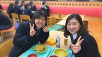 Begini imutnya Rikako ketika makan bersama teman sekolahnya. Siapa sangka, atlet yang satu ini berhasil mencetak sejarah baru di Asian Games 2018. Foto: Instagram @ikee.rikako