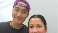 Makeup artis kenamaan, Bumiauw pun beruntung mendapatkan foto bersama Siwon Suju. Foto: Instagram Bumiauw